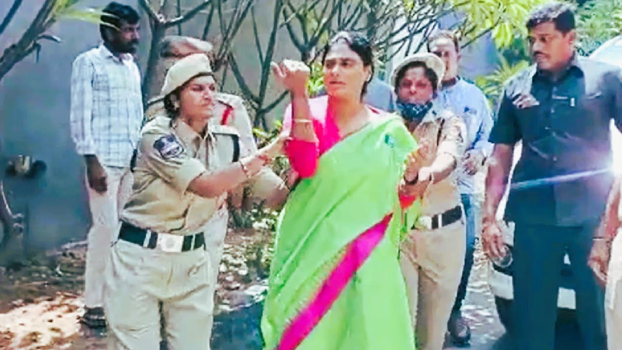 YS Sharmila slaps lady police YS Sharmila slaps lady police
