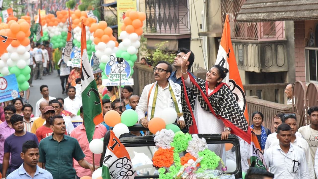 Lok Sabha Elections 2024 TMC candidate Saayoni Ghosh fell into protests while campaigning in Jadavpur bsm Lok Sabha Elections 2024 TMC candidate Saayoni Ghosh fell into protests while campaigning in Jadavpur bsm
