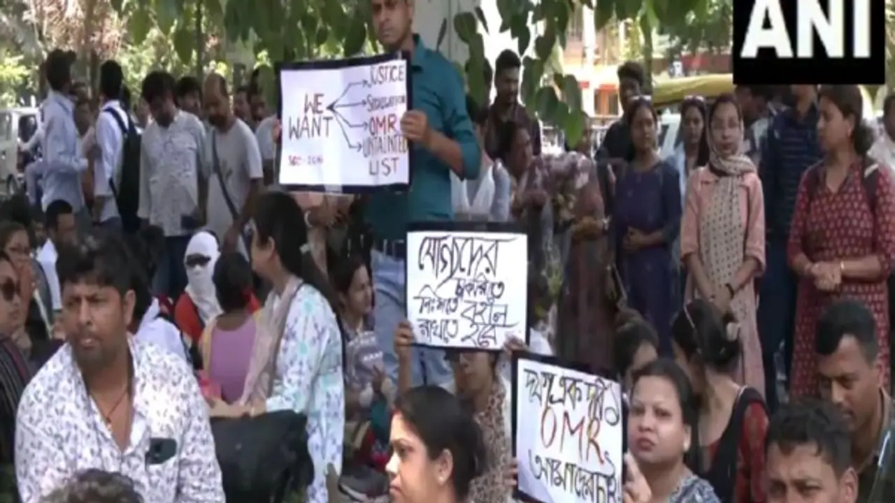 Teachers Protest Against Mamata Banerjee Govt Outside SSC Office Kolkata bsm Teachers Protest Against Mamata Banerjee Govt Outside SSC Office Kolkata bsm