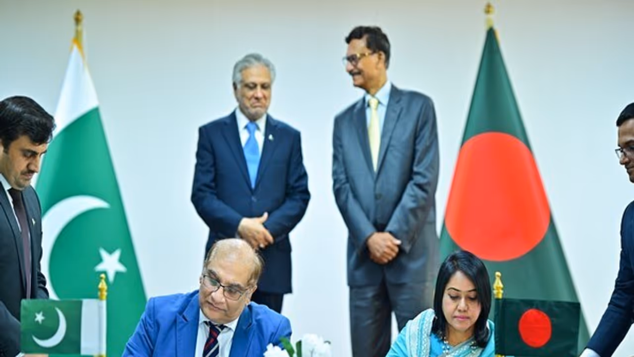 আরও কাছাকাছি বাংলাদেশ পাকিস্তান, দুই দেশের মধ্যে হল ৬টি চুক্তি আরও কাছাকাছি বাংলাদেশ পাকিস্তান, দুই দেশের মধ্যে হল ৬টি চুক্তি