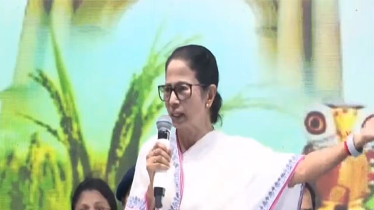 Mamata Banerjee Criticizes PM Modi for Withholding Funds and Insulting Bengal