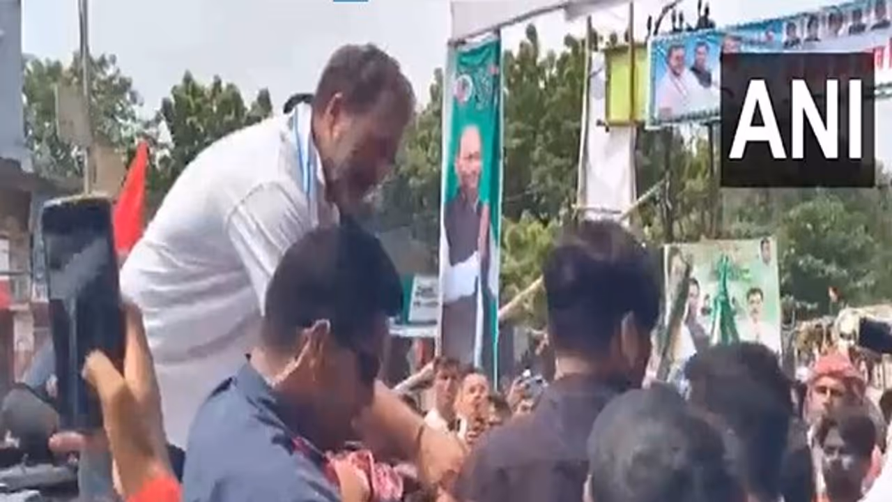 Rahul Gandhi offers toffees to protestors showing him black flags in Arrah Bihar Rahul Gandhi offers toffees to protestors showing him black flags in Arrah Bihar