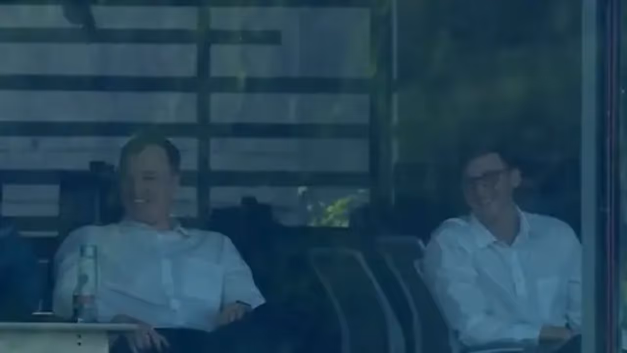 Employees Caught Watching Cricket When Boss Entered Employees Caught Watching Cricket When Boss Entered