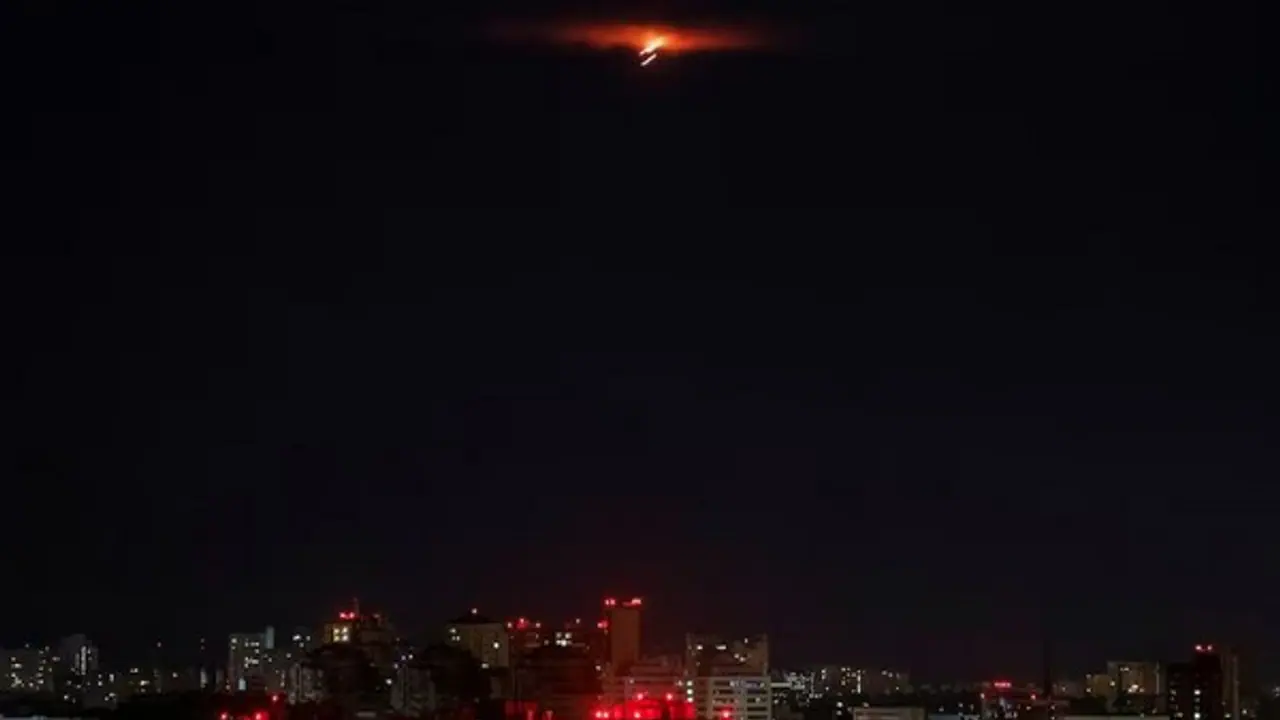 Explosion lights up the sky over the city during a Russian drone, amid Russia's attack on Ukraine, in Kyiv, Ukraine (Image/Reuters) Explosion lights up the sky over the city during a Russian drone, amid Russia's attack on Ukraine, in Kyiv, Ukraine (Image/Reuters)