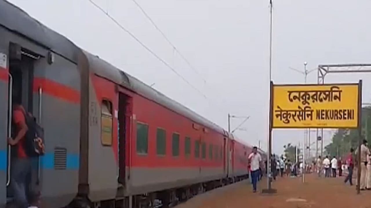 howrah puri superfast express train accident