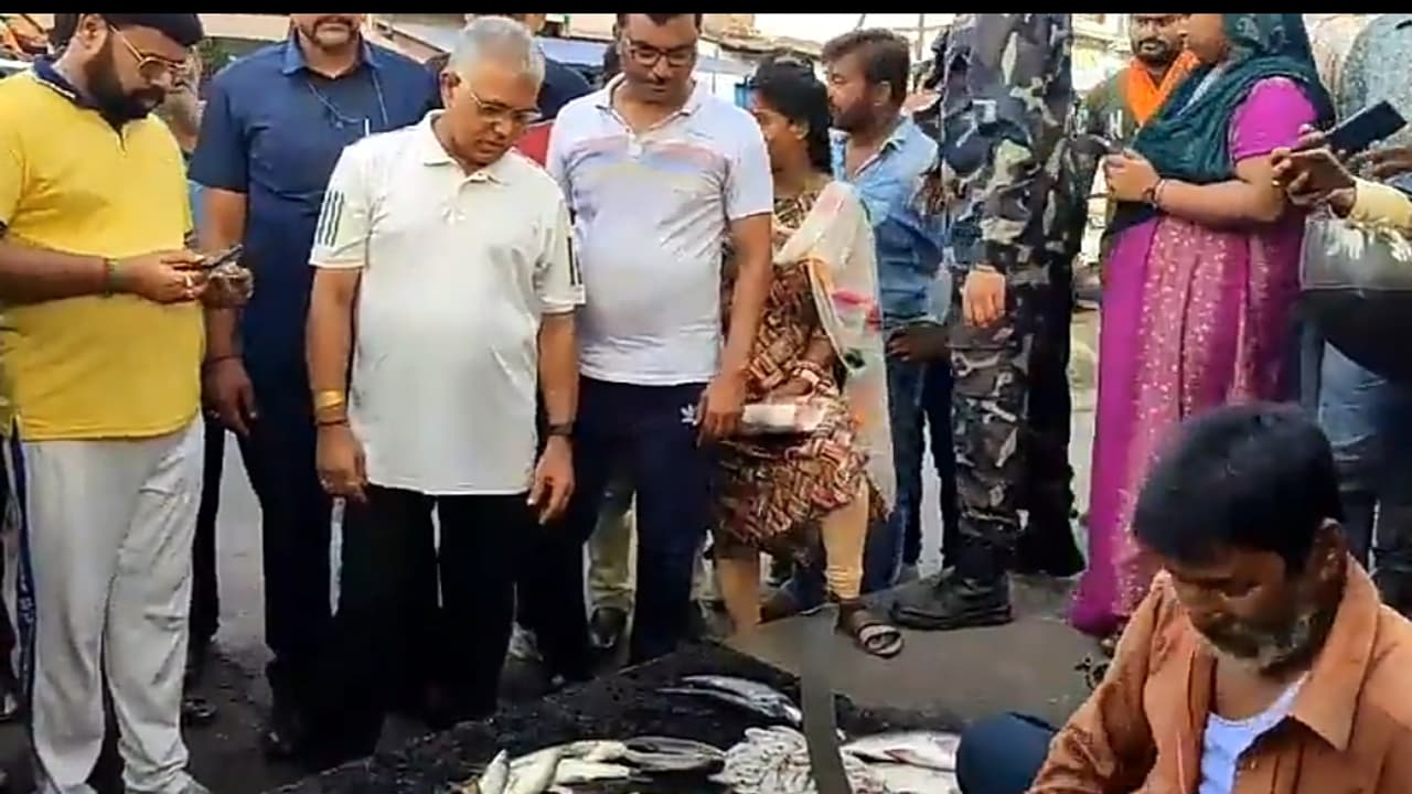 Bardwan Durgapur BJP candidate Dilip Ghosh advises fish sellers Do not smoke bsm Bardwan Durgapur BJP candidate Dilip Ghosh advises fish sellers Do not smoke bsm