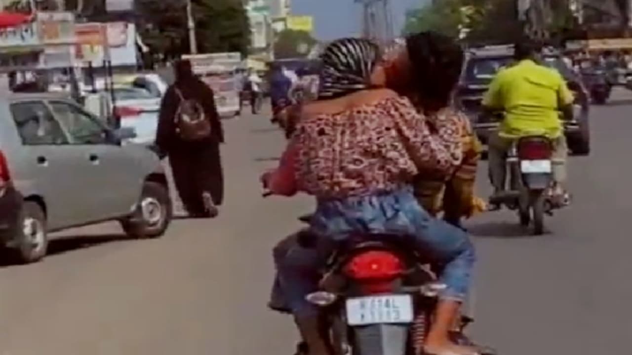 couple kissing couple kissing