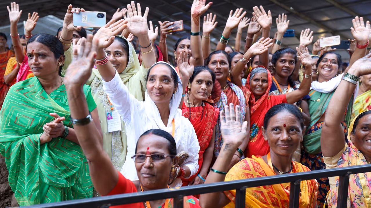 PM Modi between Lakhpati Didi sammelan PM Modi between Lakhpati Didi sammelan