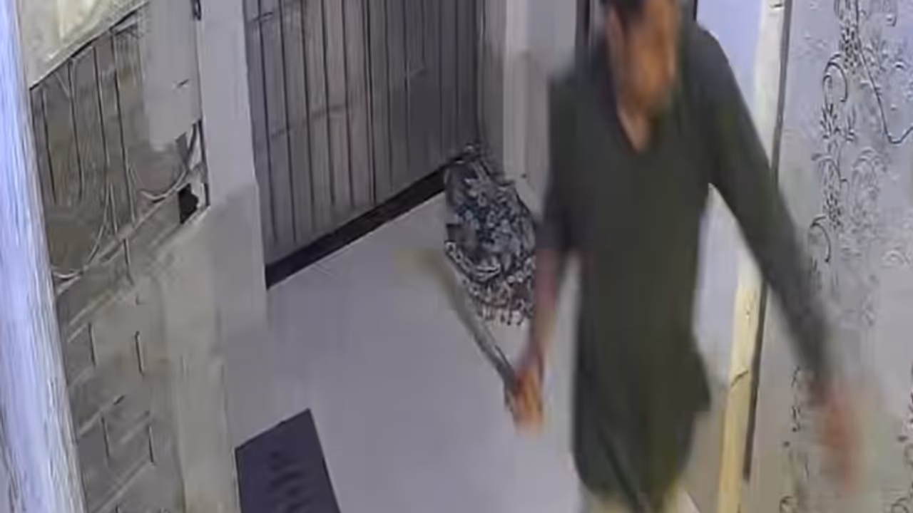 Woman Attacked at Home as CCTV Records Incident in Baruipur Woman Attacked at Home as CCTV Records Incident in Baruipur