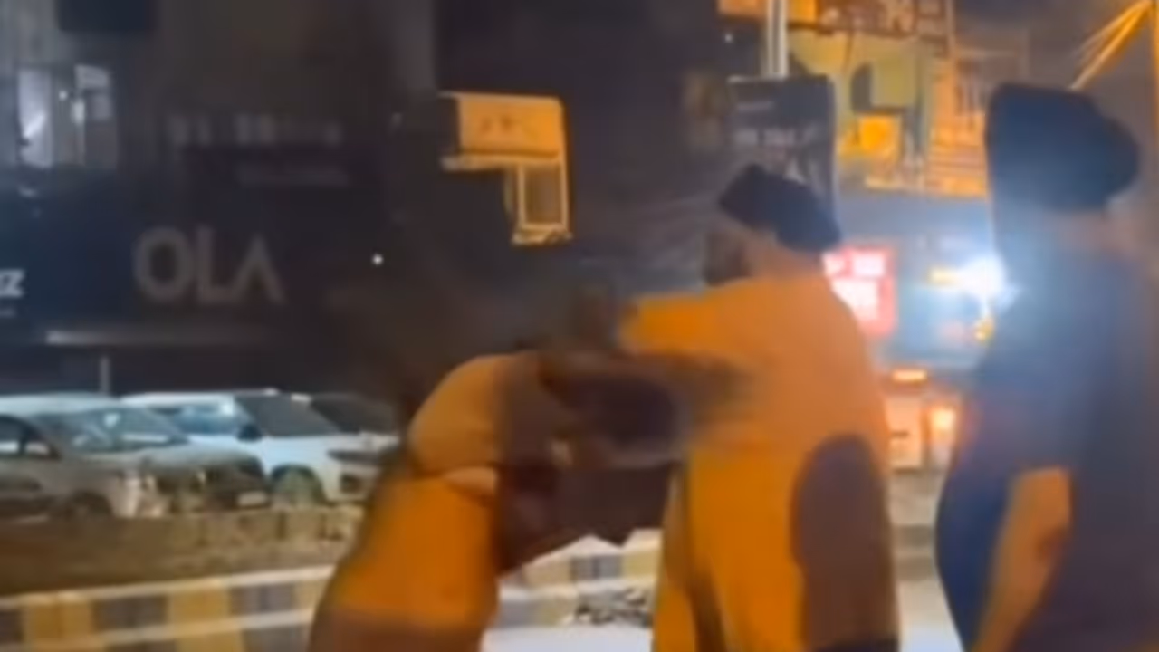 Viral Video: Man Repeatedly Hits Woman On Main Road In Delhi Viral Video: Man Repeatedly Hits Woman On Main Road In Delhi