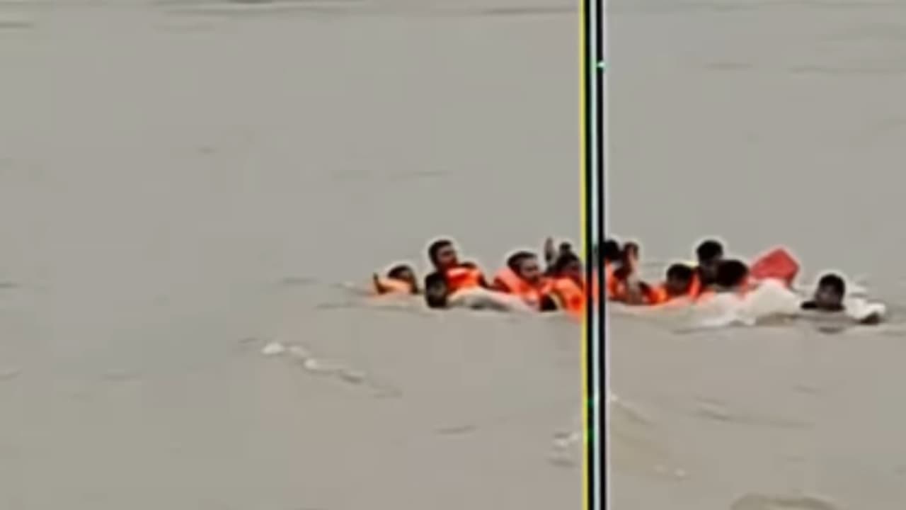 Patrol Boat Overturns in Narmada Amid Rising Water Levels Patrol Boat Overturns in Narmada Amid Rising Water Levels