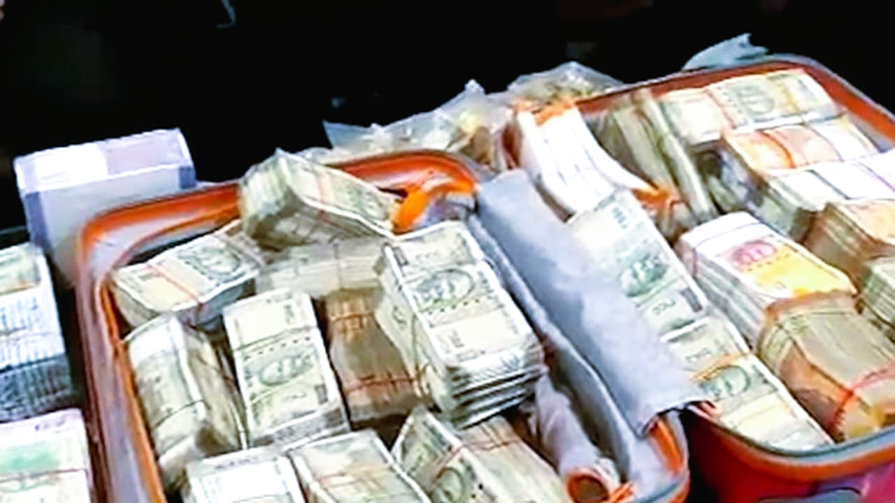 Dehradun Police recovered 1.5 crore cash from accountant house Dehradun Police recovered 1.5 crore cash from accountant house