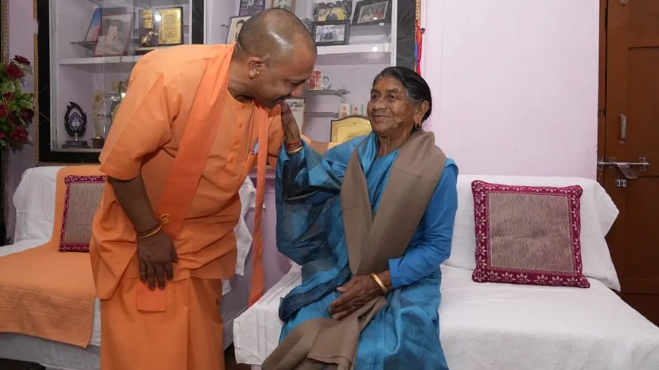 मां का पांव छूकर लिया आशीर्वाद, जानिए योगी आदित्यनाथ की मां क्या कहा...