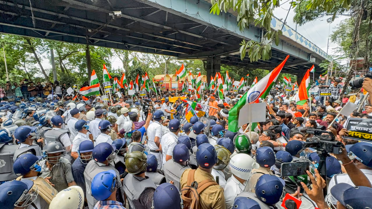 BJP workers during Nabanna Rally to protest against rape and murder