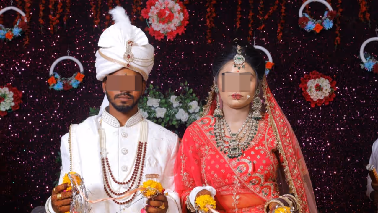 UP Man Catches Wife With Lover Viral Video Sparks Criticism Jhansi Husband Says Wife Gave Sleeping Pills Attacked Him UP Man Catches Wife With Lover Viral Video Sparks Criticism Jhansi Husband Says Wife Gave Sleeping Pills Attacked Him
