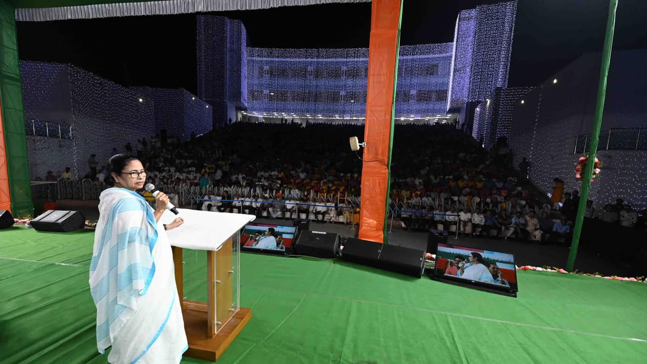 Mamata Banerjee attacked pm Modi without naming him from stage of Bhavanipurs vijaya sammiloni bsm Mamata Banerjee attacked pm Modi without naming him from stage of Bhavanipurs vijaya sammiloni bsm