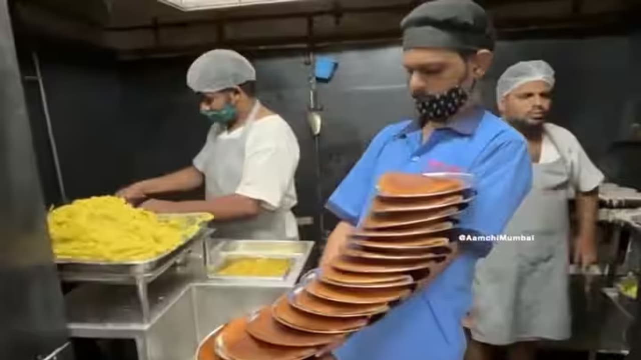 waiter Viral Video waiter Viral Video