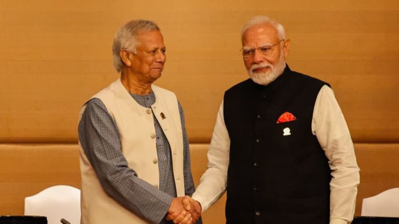 पीएम मोदी और बांग्लादेश के मोहम्मद यूनुस के बीच मुलाकात पीएम मोदी और बांग्लादेश के मोहम्मद यूनुस के बीच मुलाकात