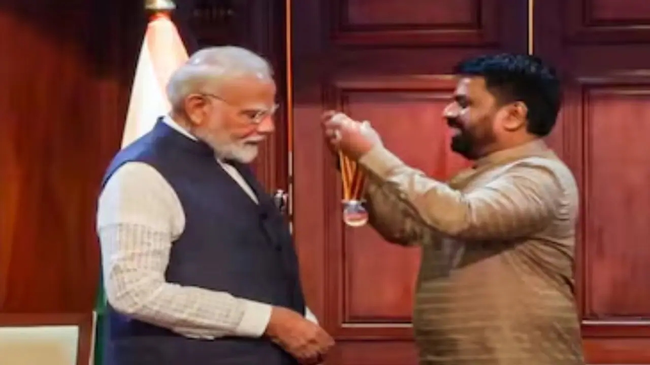 श्रीलंका के सर्वोच्च नागरिक सम्मान से किया गया सम्मानित श्रीलंका के सर्वोच्च नागरिक सम्मान से किया गया सम्मानित