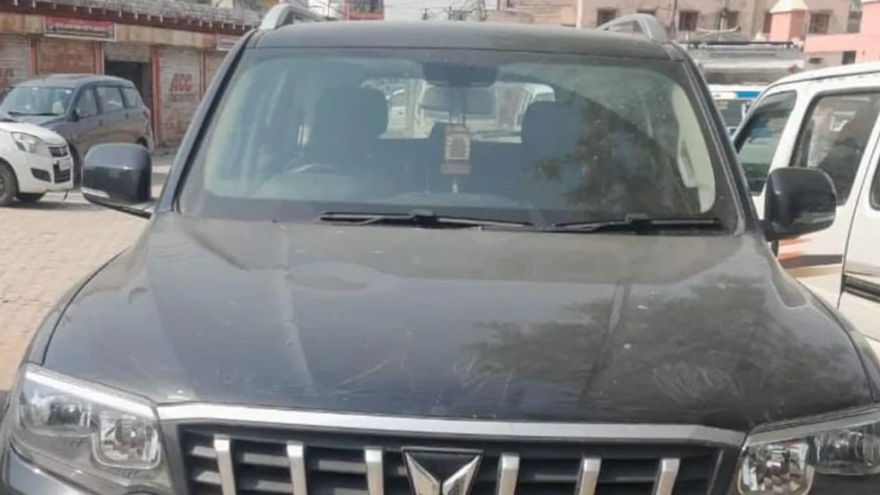 कुत्ते को कार से बांधकर 3 किलोमीटर तक घसीटा