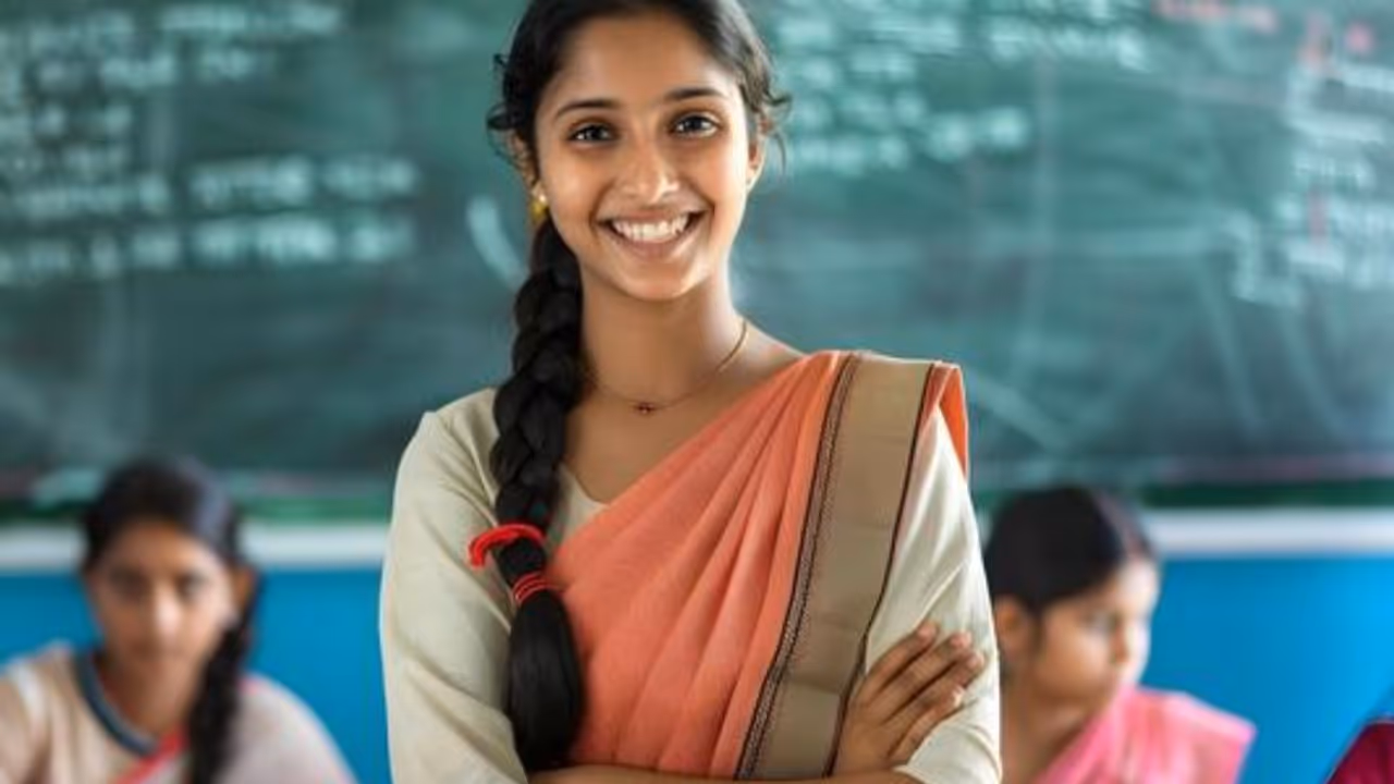 शिक्षकों को यूजीसी वेतनमान अनुसार लाभ शिक्षकों को यूजीसी वेतनमान अनुसार लाभ