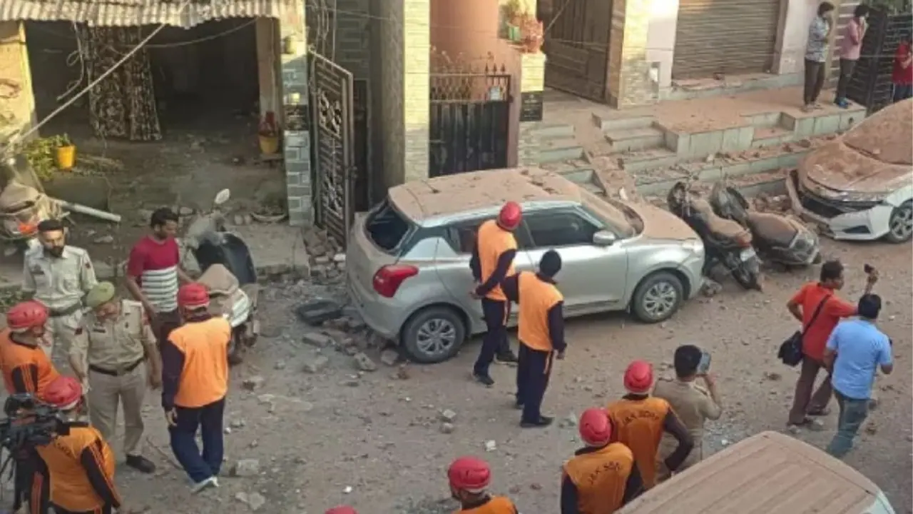 राजौरी में अधिकारी समेत 5 लोगों की मौत राजौरी में अधिकारी समेत 5 लोगों की मौत