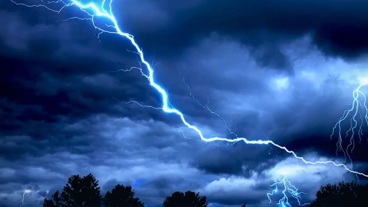 उमस भरी गर्मी से लोग परेशान उमस भरी गर्मी से लोग परेशान