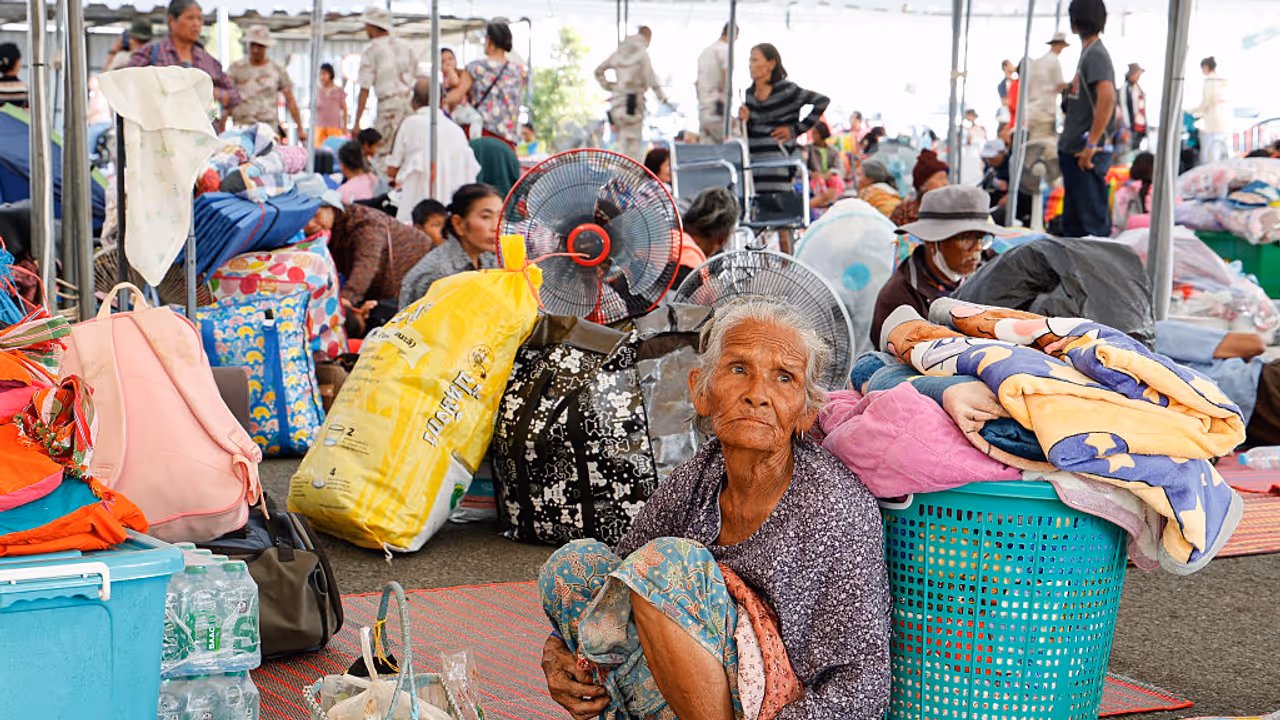 Cambodia Thailand border clashes intensify half a million flee Cambodia Thailand border clashes intensify half a million flee