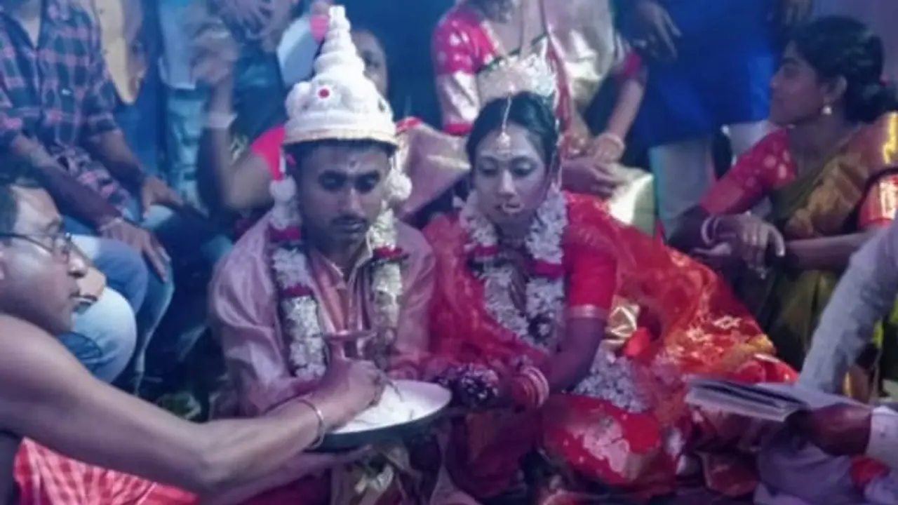 Husband sits on dharna to get wife back in North 24 Parganas bsm Husband sits on dharna to get wife back in North 24 Parganas bsm