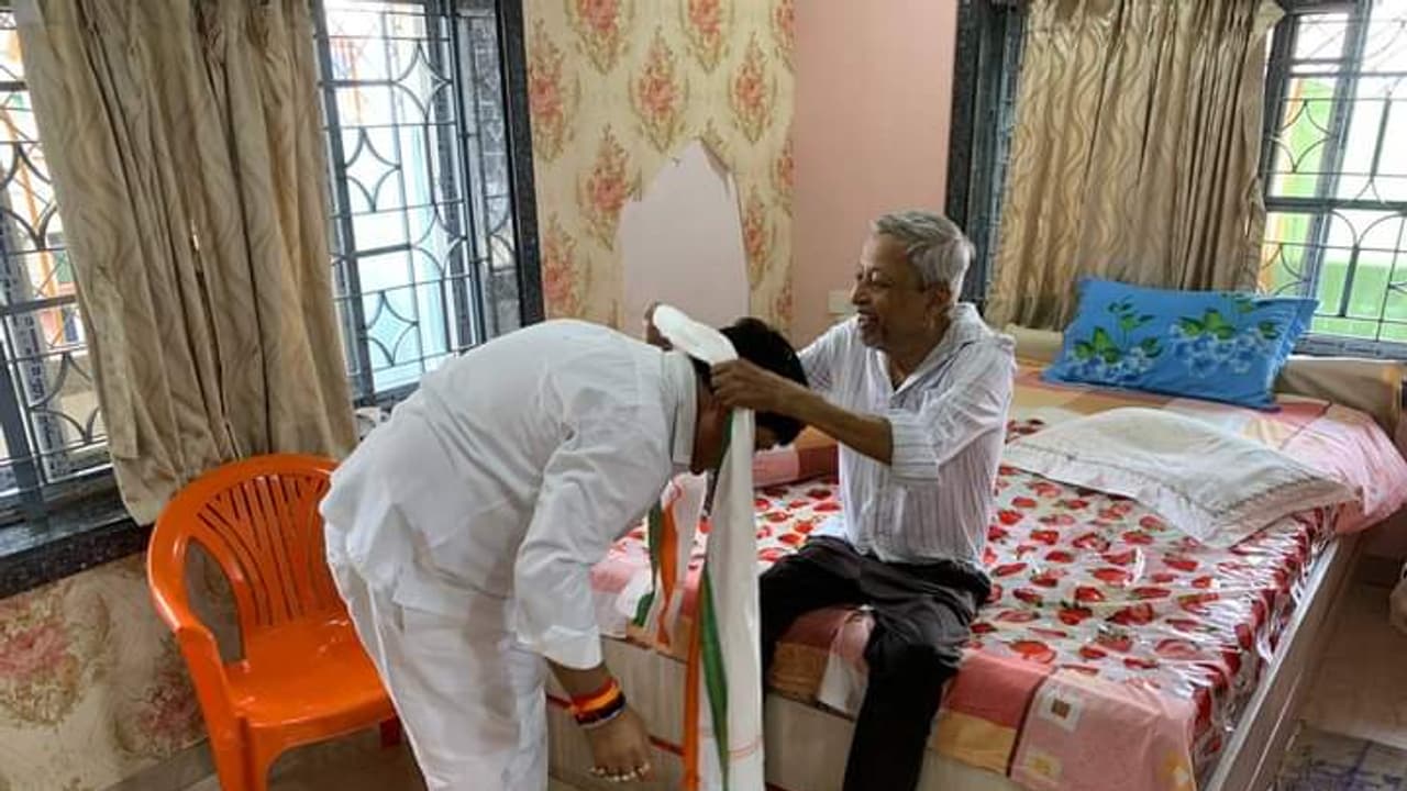 Lok Sabha Election 2024 Barrackpore BJP candidate Arjun Singh visited Mukul Roy s house in Kanchrapara bsm