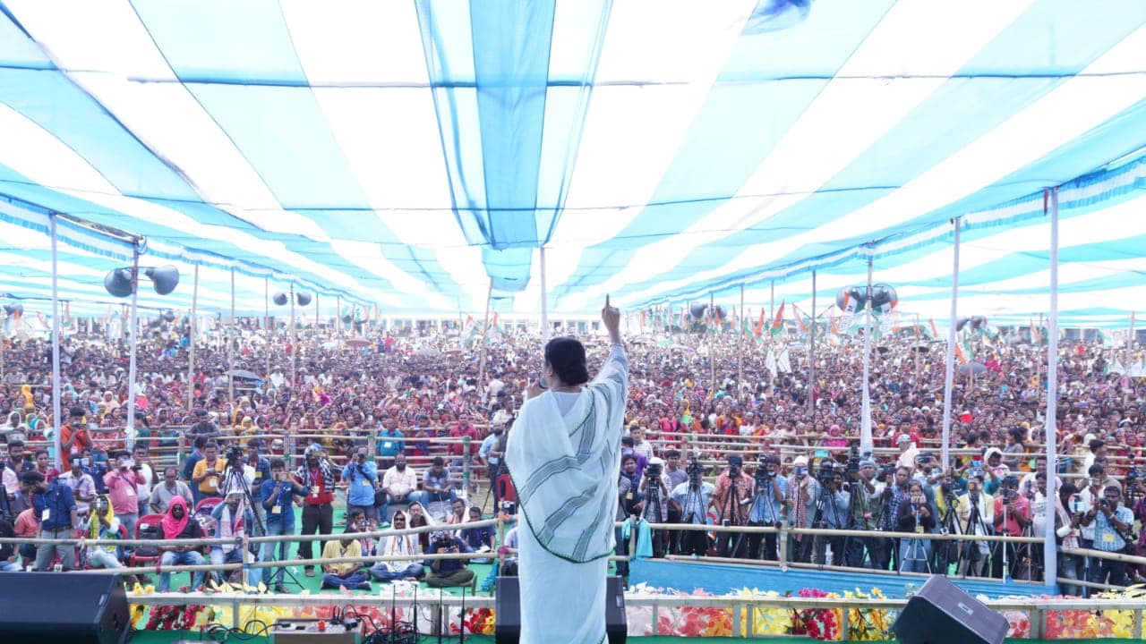 CM Mamata Banerjee went to Jalpaiguri for election campaign and made tea standing in a shop