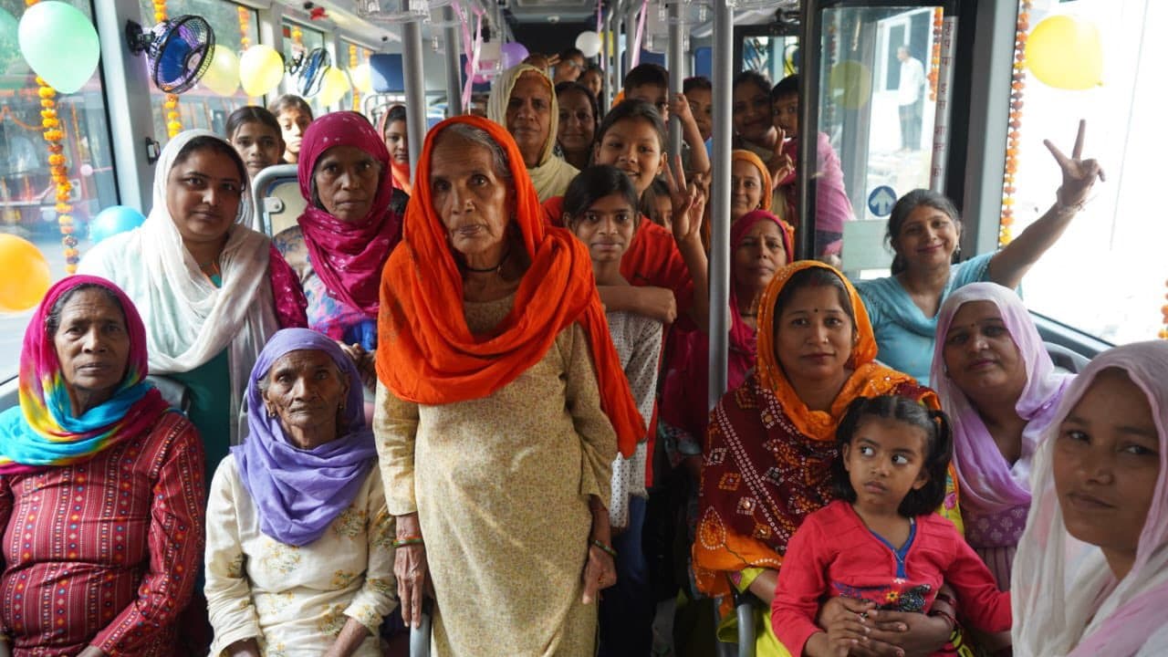 Bus service started on new route of Delhi Bus service started on new route of Delhi