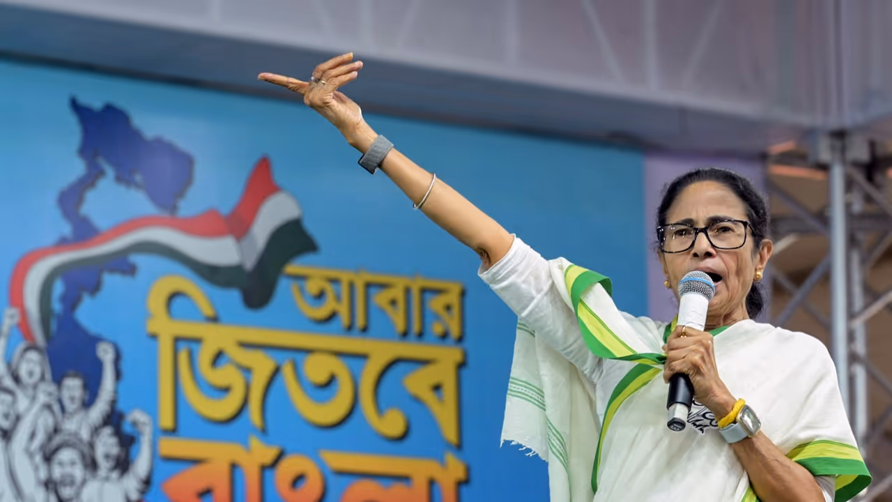 Mamata Banerjee assures 10 lakh rupees and two flats to residents of landslide prone areas in Raniganj Mamata Banerjee assures 10 lakh rupees and two flats to residents of landslide prone areas in Raniganj