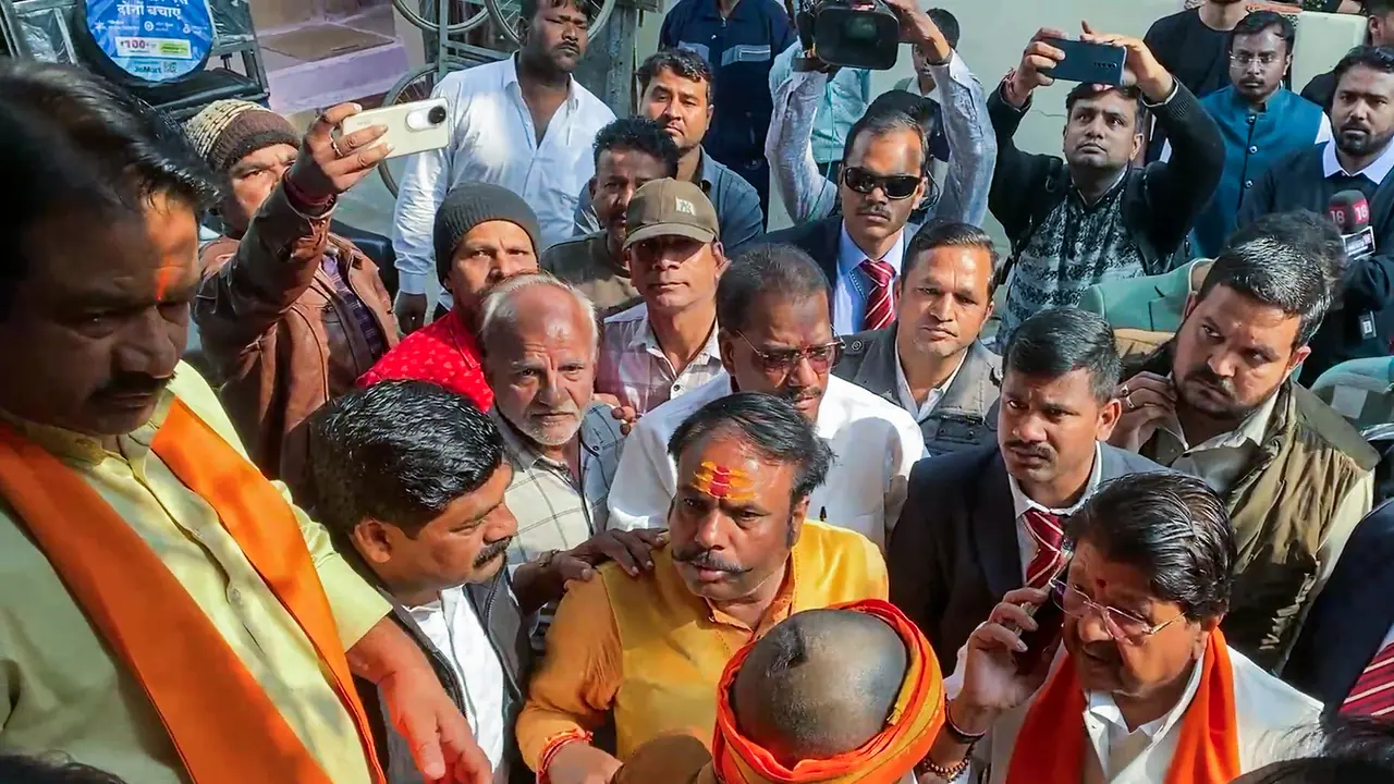 Madhya Pradesh minister Kailash Vijayvargiya visits Families Affected by Contaminated Water in Indore Madhya Pradesh minister Kailash Vijayvargiya visits Families Affected by Contaminated Water in Indore