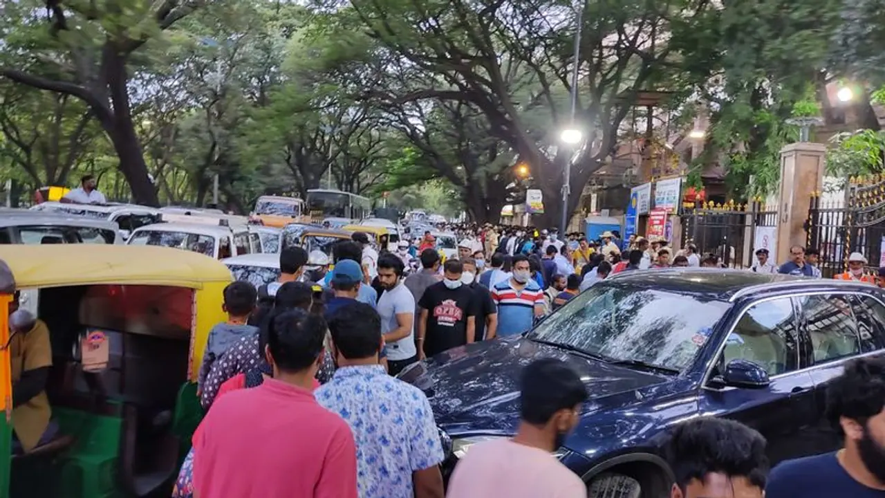 Chinnaswamy Stadium Bengaluru Traffic Jam, Fans Crowd Chinnaswamy Stadium Bengaluru Traffic Jam, Fans Crowd