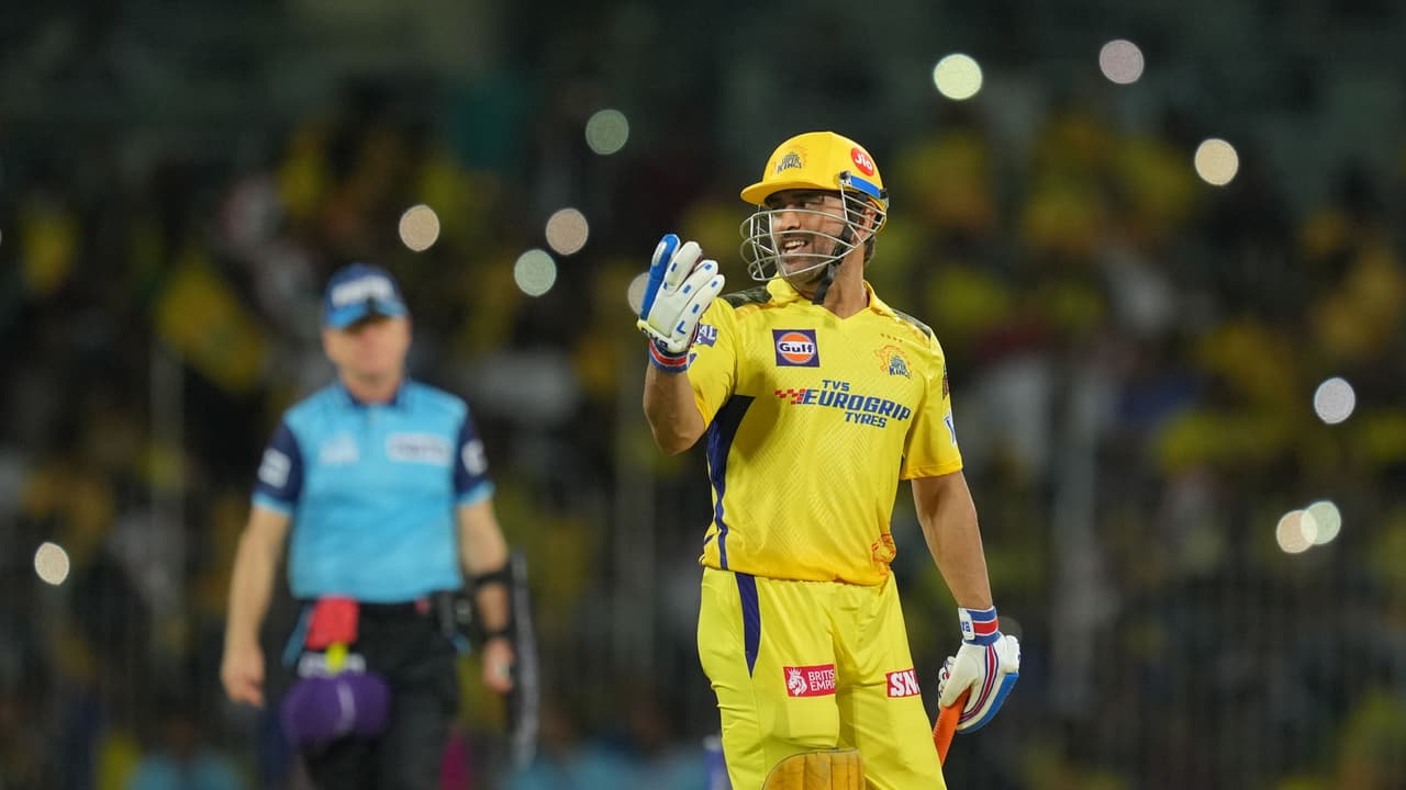 MS Dhoni warns CSK bowler for playing not well MS Dhoni warns CSK bowler for playing not well