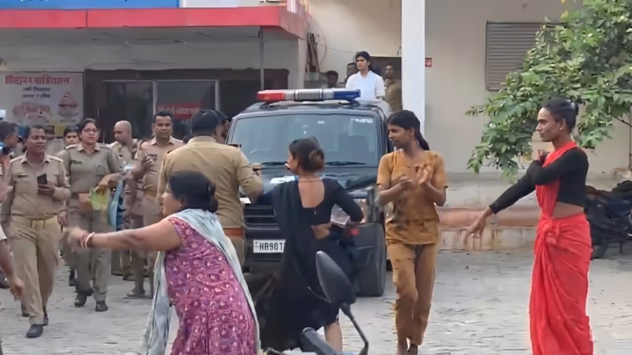Jhansi Transgender Protest Rival Transgender Groups Block Traffic In Jhansi 5 Arrested Following High Drama Jhansi Transgender Protest Rival Transgender Groups Block Traffic In Jhansi 5 Arrested Following High Drama
