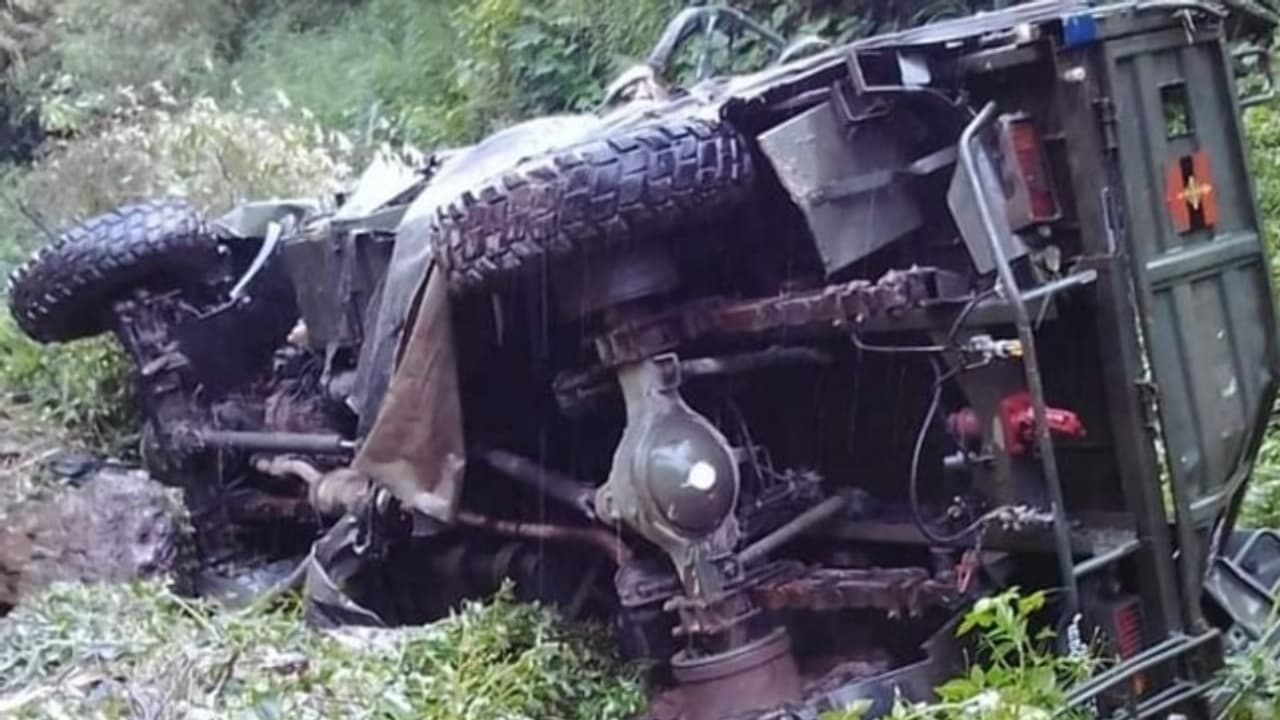 10 Army personnel killed after vehicle plunges into gorge in jammu and kashmir 10 Army personnel killed after vehicle plunges into gorge in jammu and kashmir