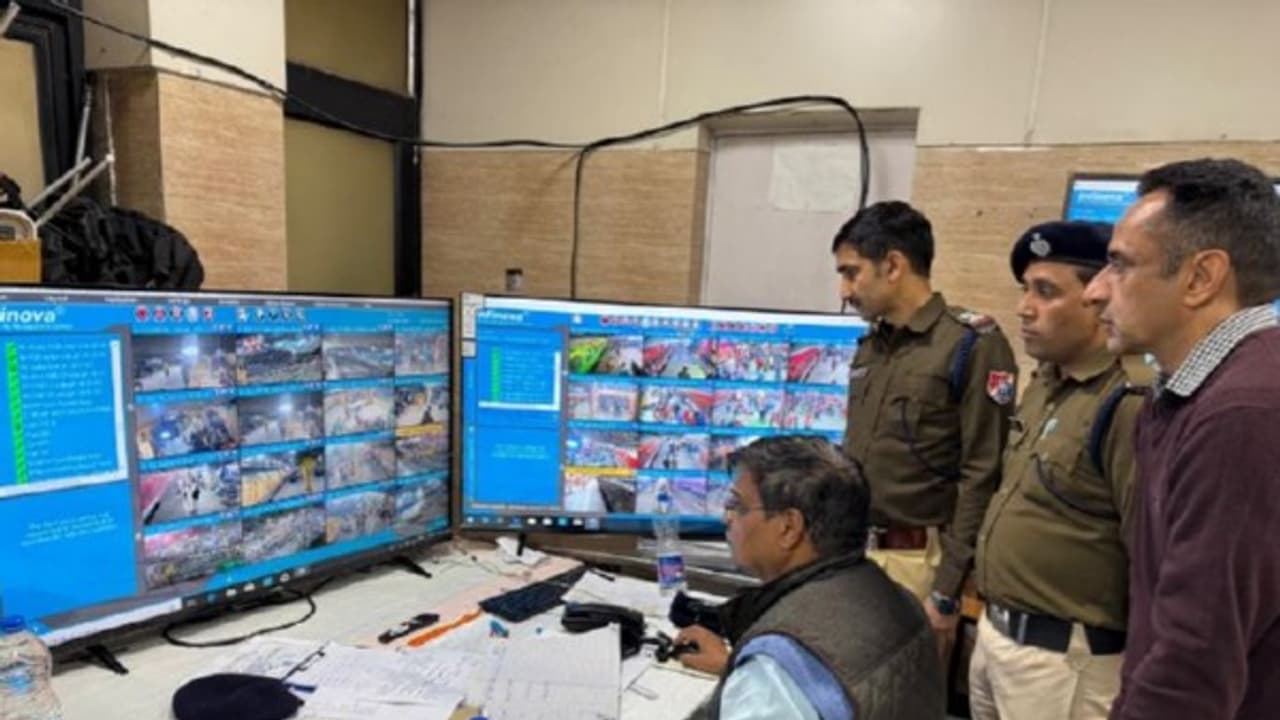 General Manager of Northern Railway oversaw operations from a mini control room (Photo/Indian Railway) General Manager of Northern Railway oversaw operations from a mini control room (Photo/Indian Railway)