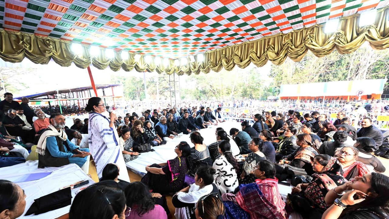 Mamata Banerjee announced that 21 lakh workers will get 100 days of work money from the protest stage bsm Mamata Banerjee announced that 21 lakh workers will get 100 days of work money from the protest stage bsm