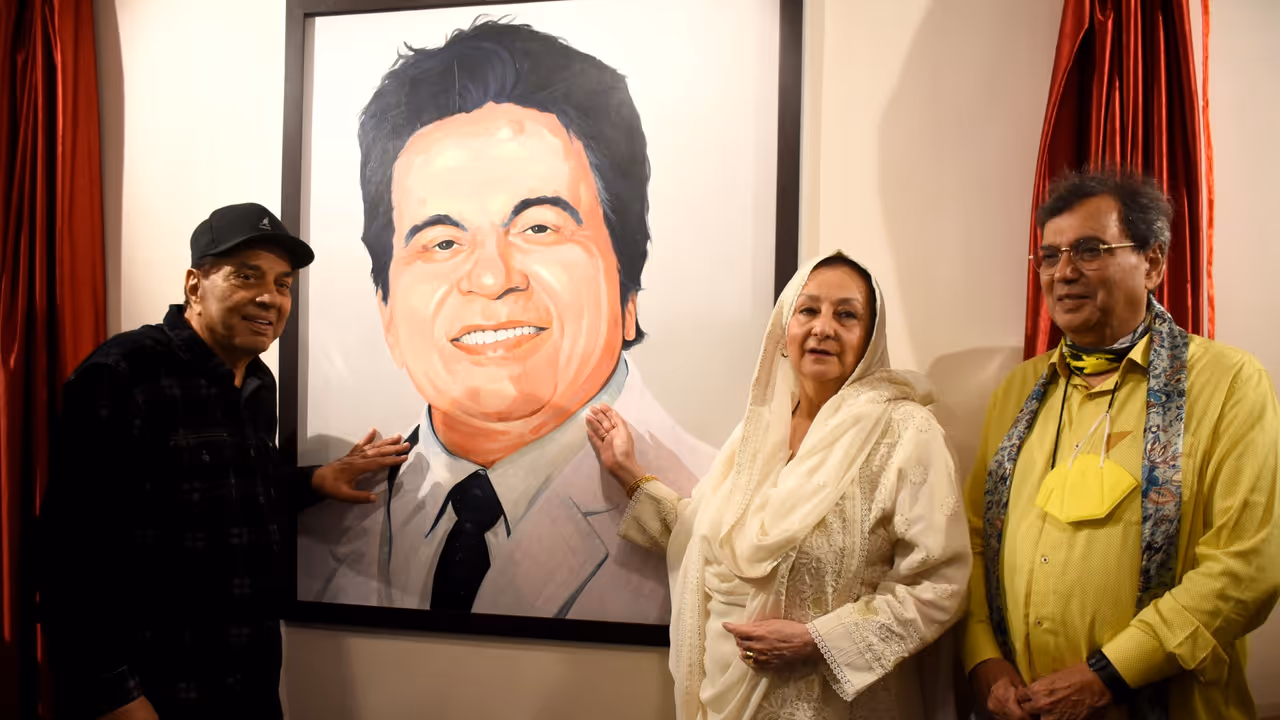 Dharmendra pays respect to Dilip Kumar Dharmendra pays respect to Dilip Kumar