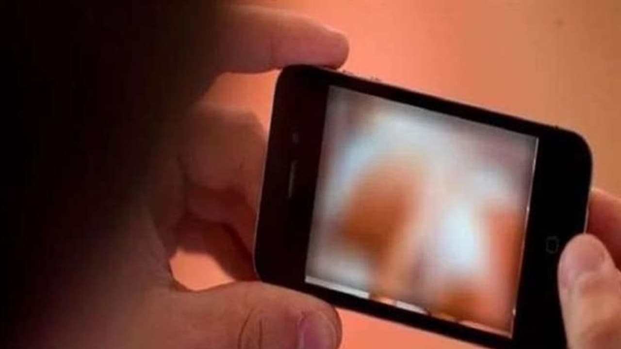 Loved the doctor's daughter in Bareilly, did dirty work with 5 friends by making porn videos again Loved the doctor's daughter in Bareilly, did dirty work with 5 friends by making porn videos again