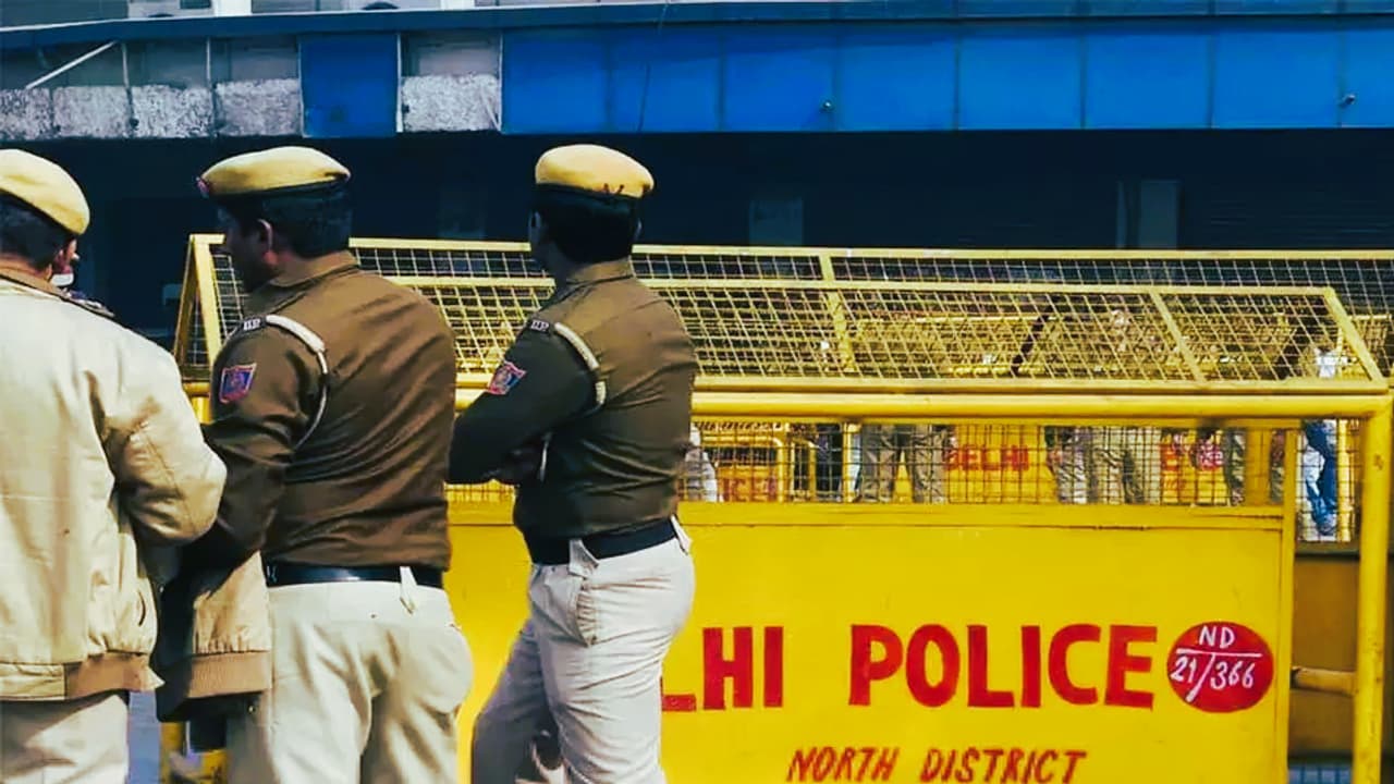 4 policemen arrested for robbery in Delhi 4 policemen arrested for robbery in Delhi