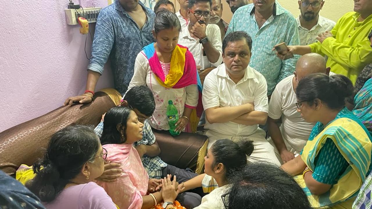 ju student death case TMC delegation at the house of Swapnadeep Kundu ju student death case TMC delegation at the house of Swapnadeep Kundu