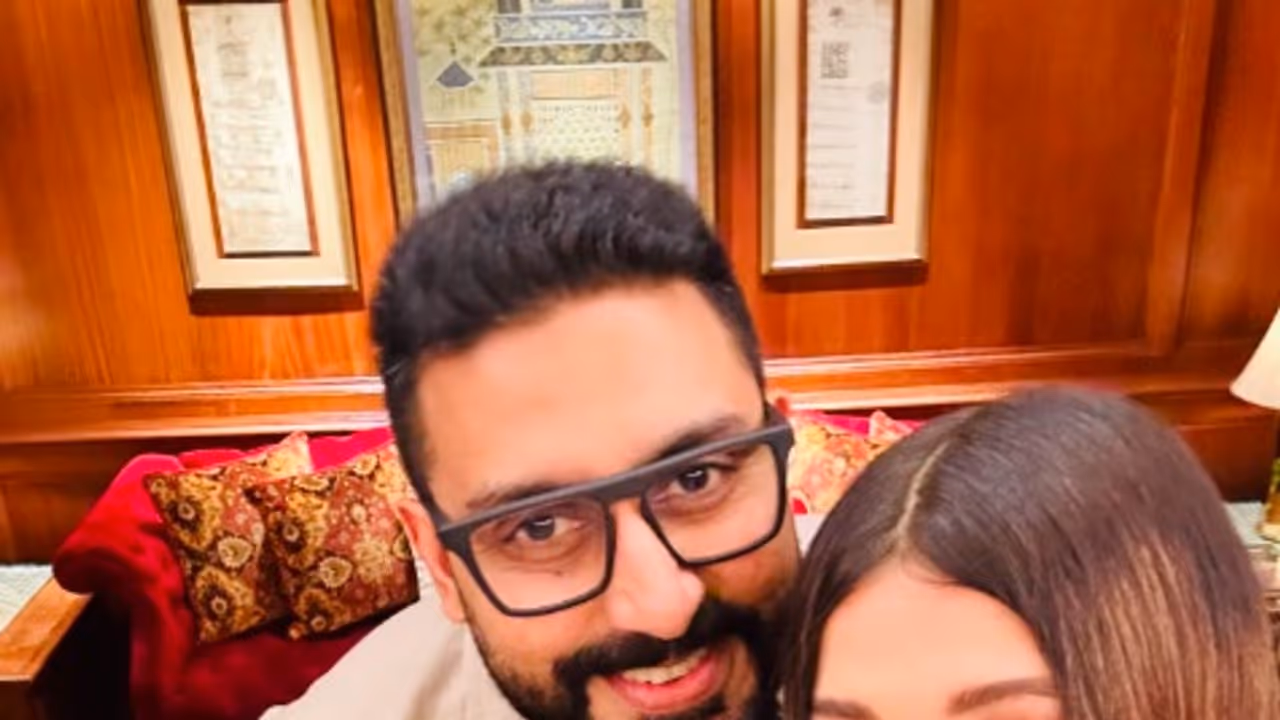 Aishwarya and abhisekh bacchan celebrates their anniversary with aaradhya Aishwarya and abhisekh bacchan celebrates their anniversary with aaradhya