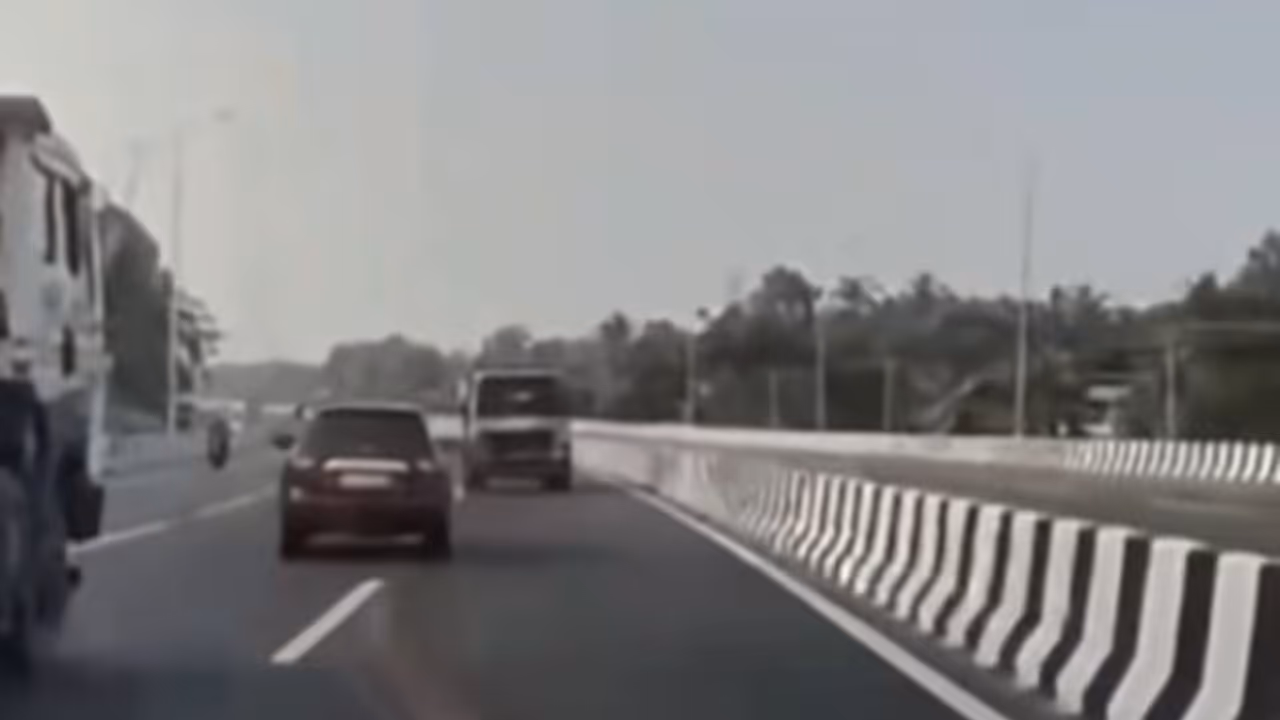Permit of Tipper lorry to be cancelled for driving in opposite direction on 6 lane highway Permit of Tipper lorry to be cancelled for driving in opposite direction on 6 lane highway