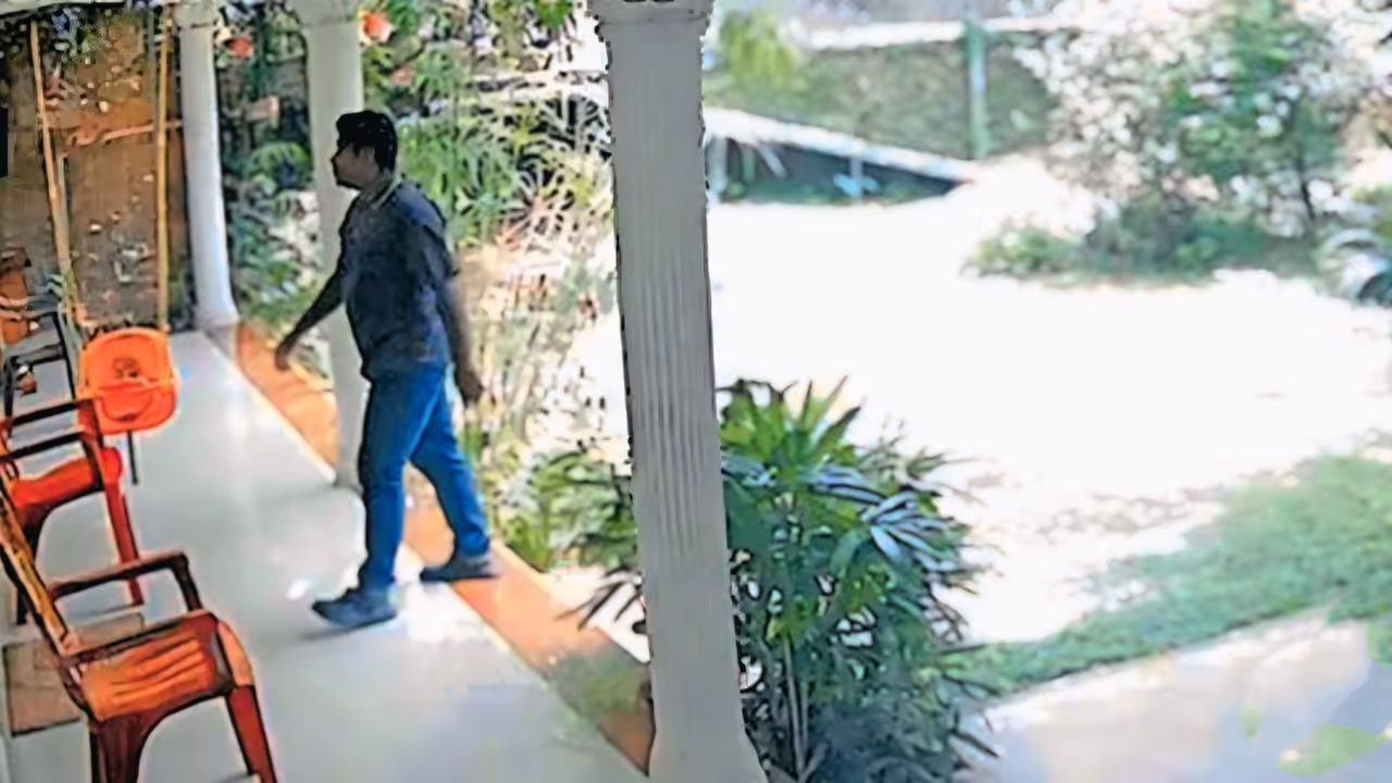 gold theft at house in keralapuram suspect caught on cctv gold theft at house in keralapuram suspect caught on cctv