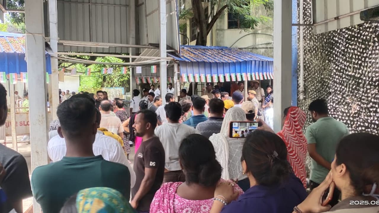 Nurse hanging body found in Singur locals with family block road in protest