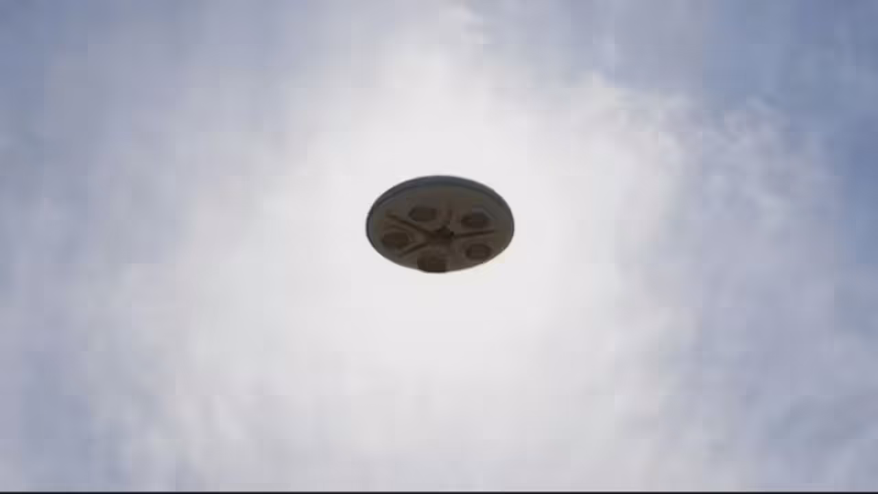 Pilot Spots Mysterious Disc Shaped Object Near London’s Gatwick Airport Pilot Spots Mysterious Disc Shaped Object Near London’s Gatwick Airport