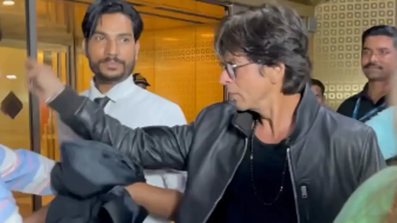 Shah Rukh khan Misabehaved With Fan Shah Rukh khan Misabehaved With Fan